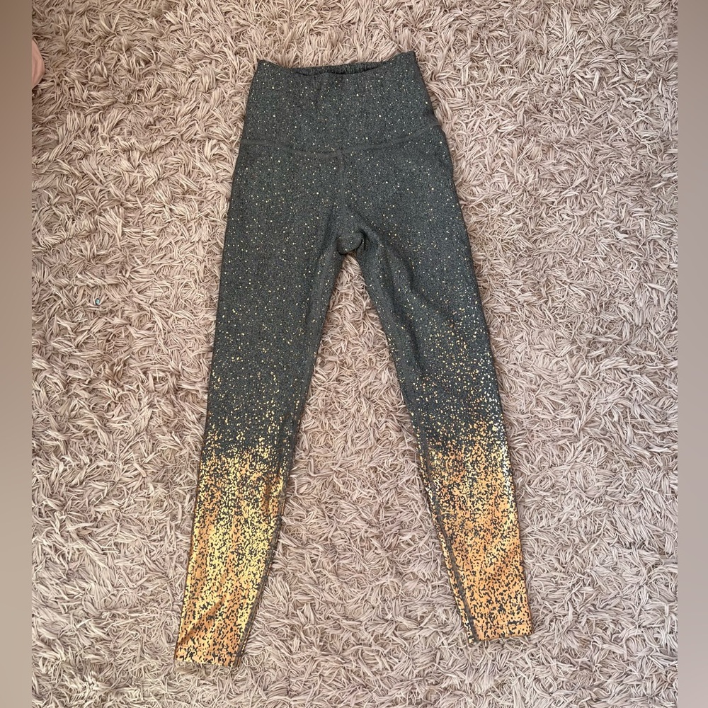 Beyond Yoga legging in gray with rose gold metallic detailing in size small